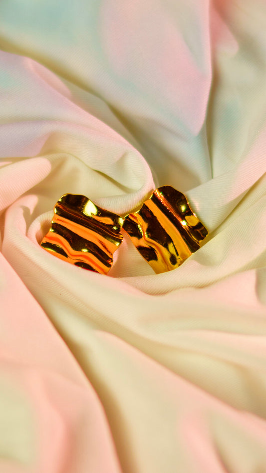 Wavy gold earrings