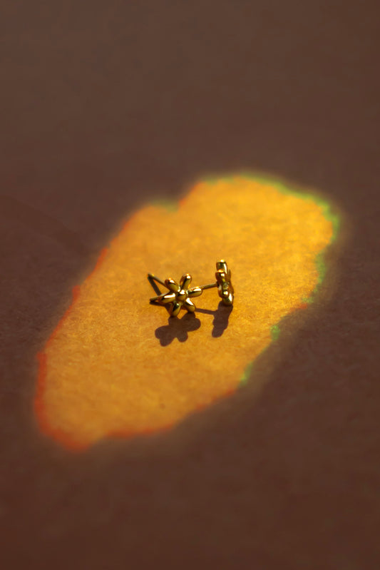 Minimal flower stud earring